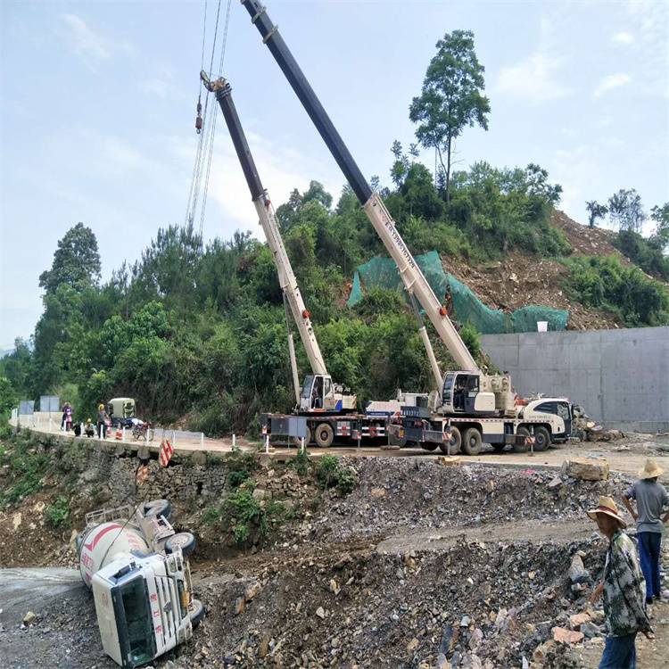 魏都汽车掉沟里叫吊车救援要多少钱